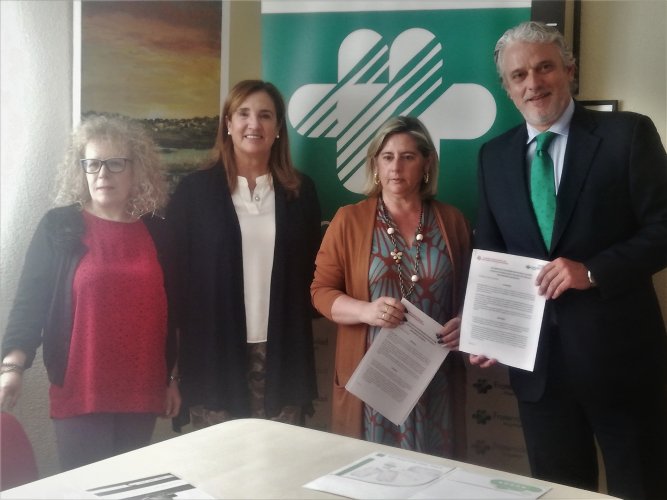 Mª Dolores Martínez, Sonia Medrano, Mª Isabel González y Fenando Martínez, durante el acto de firma 