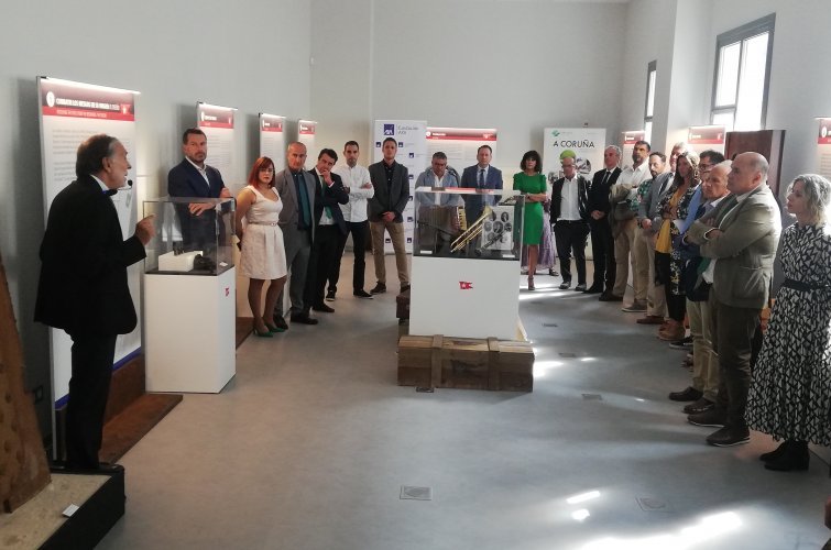 Momento de la visita guiada por la exposición