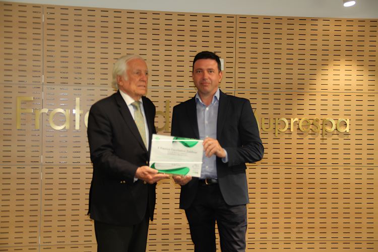Entrega de la Mención de honor