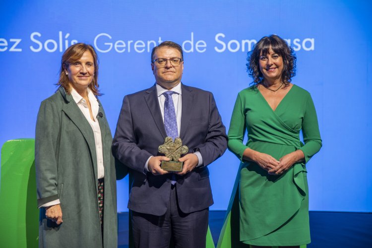 Sonia Medrano, directora Territorial Sur de Fraternidad-Muprespa, Juan Fernández Solís, gerente de Somajasa, y Natalia Fdez. Laviada, subdirectora general de Prevención, Calidad y Comunicación de Fraternidad-Muprespa 