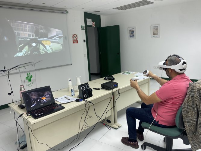 Un trabajador, con el equipo de realidad virtual inmersiva 
