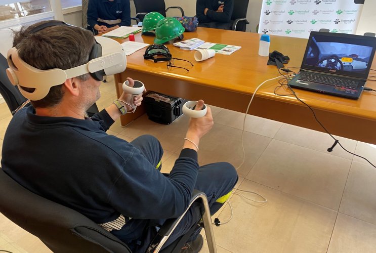 Un trabajador, experimentando la conducción con el equipo de realidad virtual