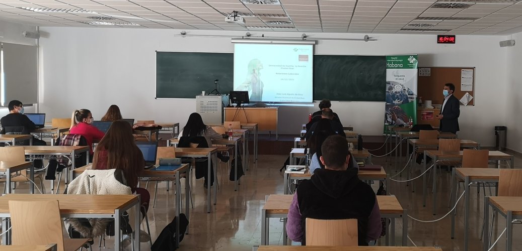 José Luis Agudo, director provincial de Fraternidad-Muprespa en Ciudad Real, durante su charla en la Universidad castellanomanchega 