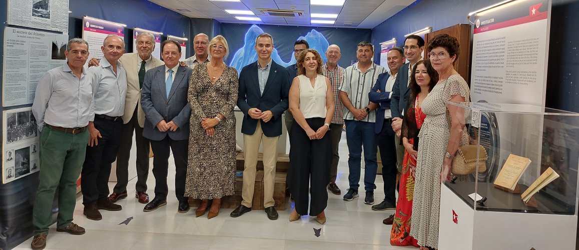 Foto institucional de grupo del acto de inauguración
