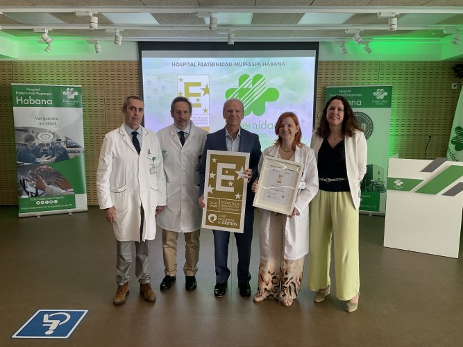 Imagen de grupo de directivos del Hospital y del Club de la Excelencia recibiendo el distintivo