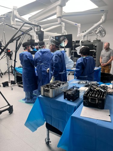Equipo de doctores durante la realización de las cirugías 