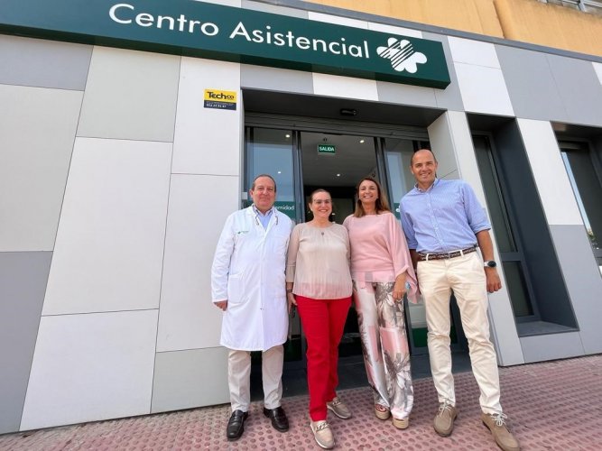 Alfonso Gómez, Coordinador Territorial Asistencial de Fraternidad-Muprespa, Ana Mula, alcaldesa de Fuengirola, Cristina Rivera, directora de la delegación de Fraternidad-Muprespa en Fuengirola, y José Sánchez, concejal de obras, infraestructuras y playas